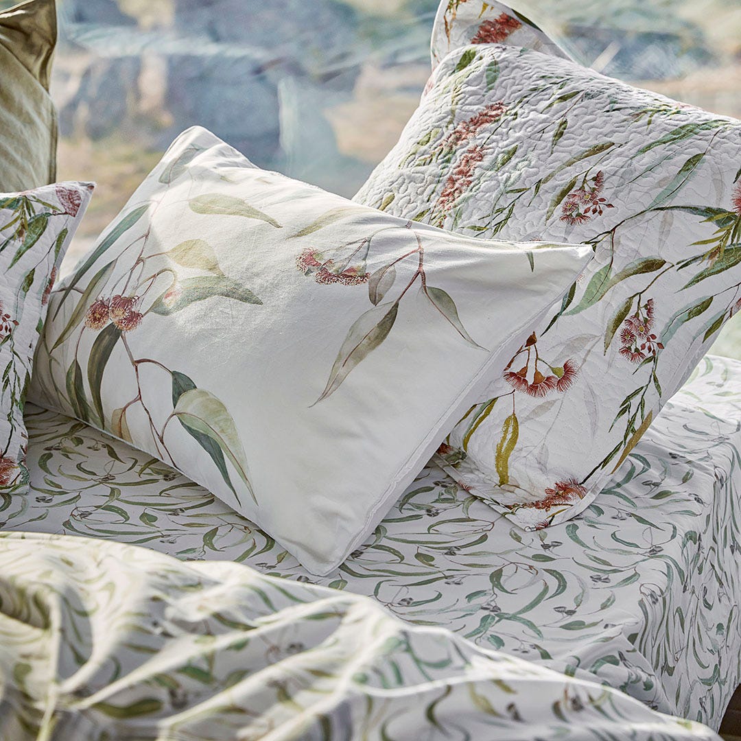https://s3-ap-southeast-2.amazonaws.com/fusionfactory.commerceconnect.bbnt.production/pim_media/000/167/021/AUS_LS_Bedding-Bushland_Bedspread-Detail-03_SI.jpg?1722834194