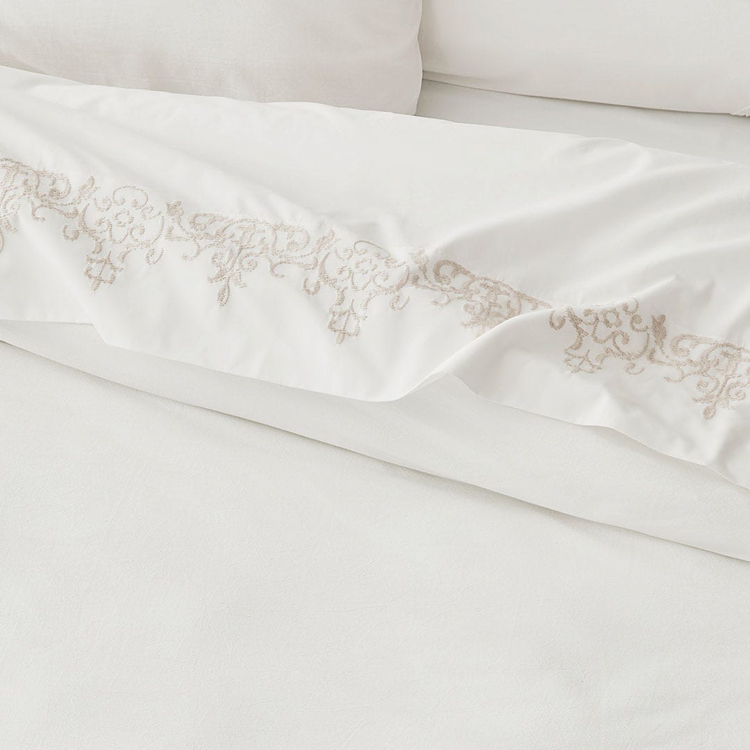https://s3-ap-southeast-2.amazonaws.com/fusionfactory.commerceconnect.bbnt.production/pim_media/000/169/098/B_B_S24-25_Bedlinen_BOP_Jolie_QQC_Detail_1_SHEET_SI.jpg?1725405796