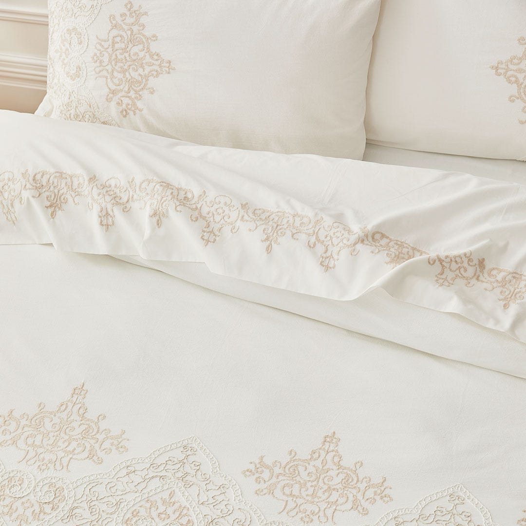 https://s3-ap-southeast-2.amazonaws.com/fusionfactory.commerceconnect.bbnt.production/pim_media/000/167/414/B_B_S24-25_Bedlinen_BOP_Jolie_QQC_Detail_1_SI.jpg?1723430201