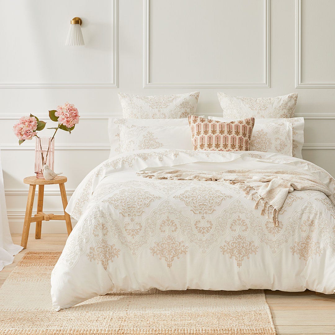 https://s3-ap-southeast-2.amazonaws.com/fusionfactory.commerceconnect.bbnt.production/pim_media/000/167/418/B_B_S24-25_Bedlinen_BOP_Jolie_QQC_SI.jpg?1723430254