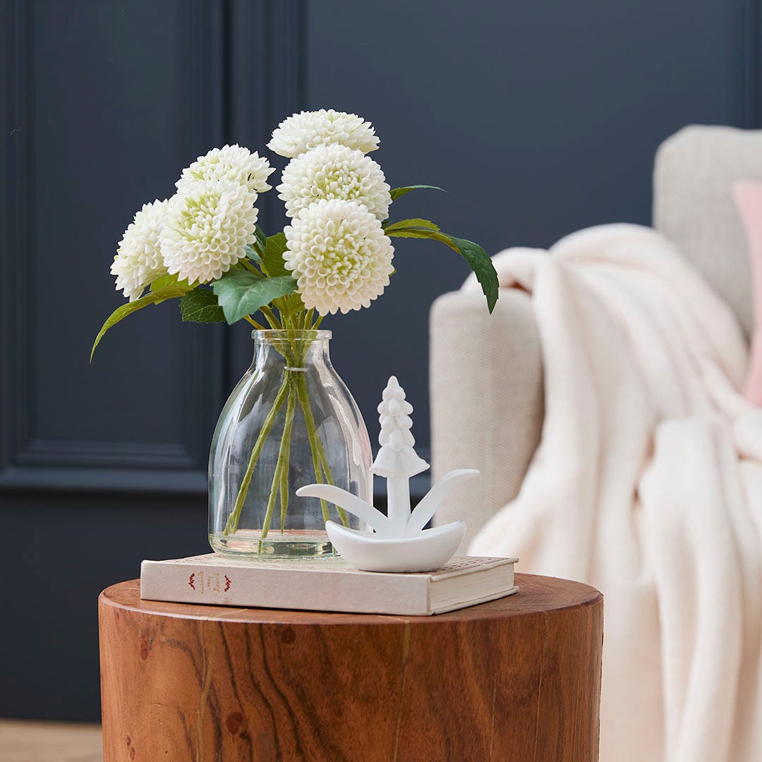 https://s3-ap-southeast-2.amazonaws.com/fusionfactory.commerceconnect.bbnt.production/pim_media/000/192/794/Bluebell_Trinket_Dish_Dahlia_In_Glass_Vase_SI.jpg?1743637269