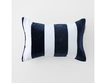 https://s3-ap-southeast-2.amazonaws.com/fusionfactory.commerceconnect.bbnt.production/pim_media/000/201/272/CH_S25-26_Balmoral-Beach-Pillow_Navy-Ivory_26505301_SI.jpg?1758073752