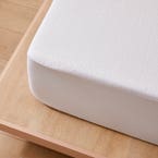 https://s3-ap-southeast-2.amazonaws.com/fusionfactory.commerceconnect.bbnt.production/pim_media/000/197/640/Core_Matress-Pillow-Protector_LS_Bedding_Bamboo-Waterproof-Detail.jpg?1752556674