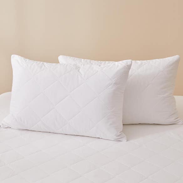 https://s3-ap-southeast-2.amazonaws.com/fusionfactory.commerceconnect.bbnt.production/pim_media/000/150/956/Core_Matress-Pillow-Protector_LS_Bedding_Cotton-Pillow-Hero_SI.jpg?1686613251