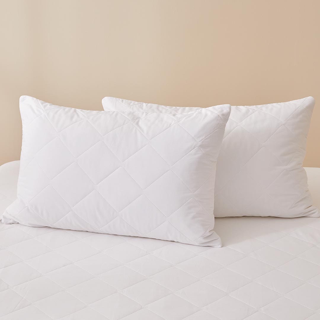 https://s3-ap-southeast-2.amazonaws.com/fusionfactory.commerceconnect.bbnt.production/pim_media/000/150/956/Core_Matress-Pillow-Protector_LS_Bedding_Cotton-Pillow-Hero_SI.jpg?1686613251