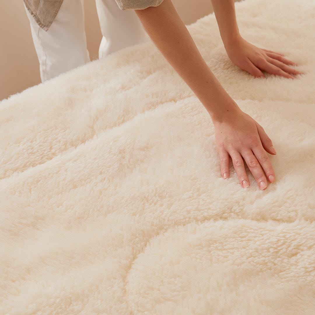 https://s3-ap-southeast-2.amazonaws.com/fusionfactory.commerceconnect.bbnt.production/pim_media/000/150/975/Core_Mattress-Wool-Under-Blanket_LS_Bedding-Detail-2_SI.jpg?1686614393