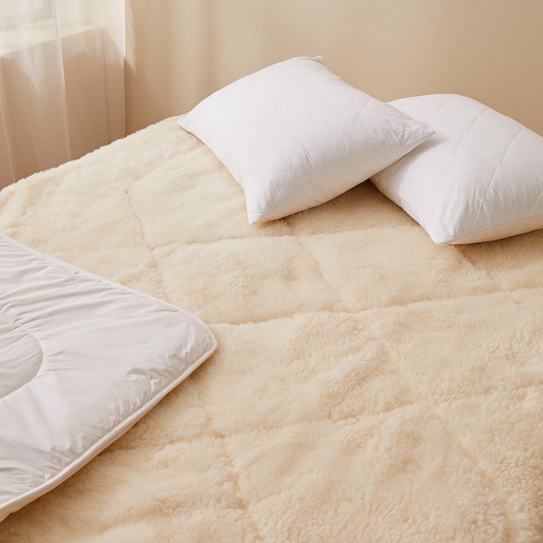 https://s3-ap-southeast-2.amazonaws.com/fusionfactory.commerceconnect.bbnt.production/pim_media/000/150/976/Core_Mattress-Wool-Under-Blanket_LS_Bedding-Reversable-Detail-2_SI.jpg?1686614402