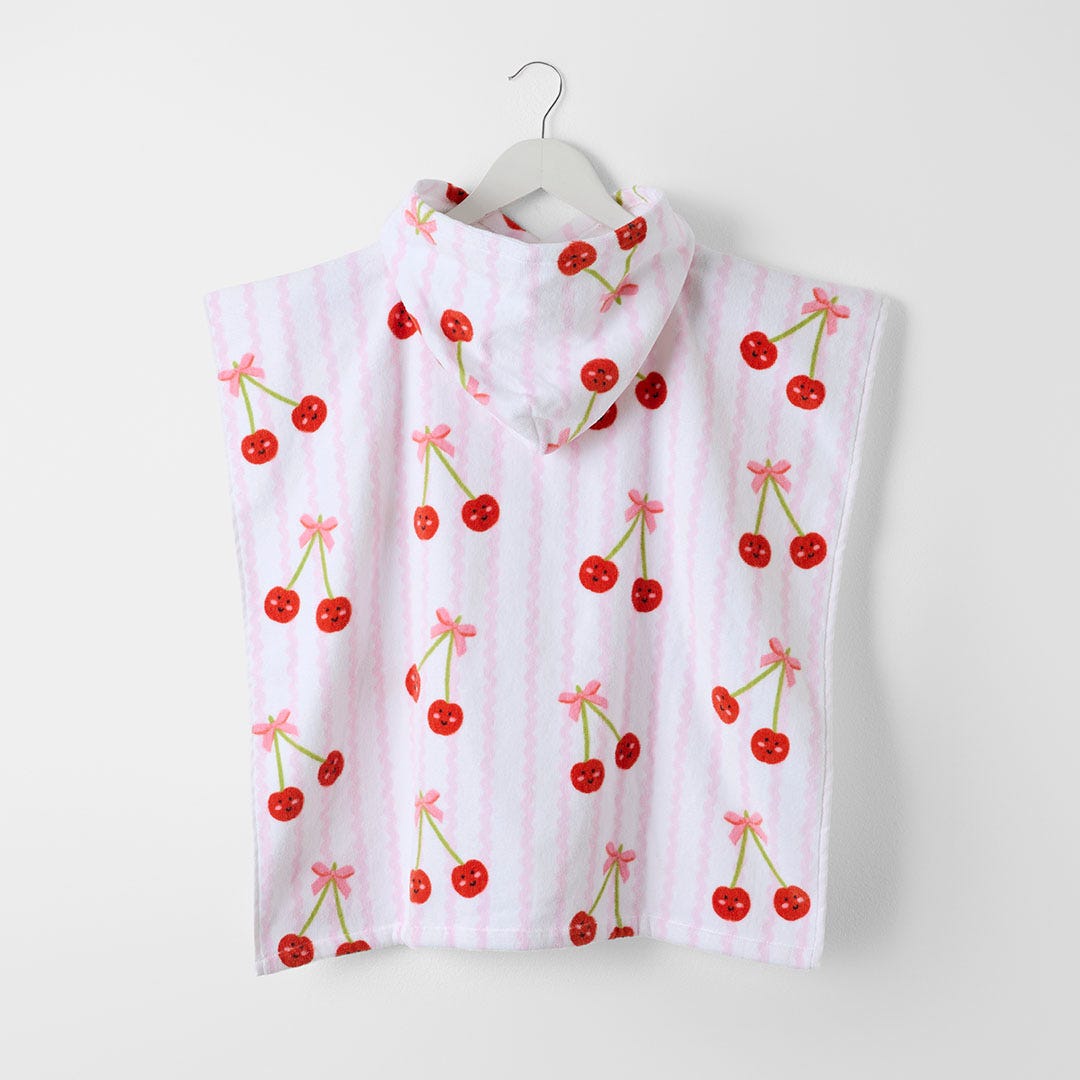 https://s3-ap-southeast-2.amazonaws.com/fusionfactory.commerceconnect.bbnt.production/pim_media/000/198/542/LF_S25-26_Happy-Little-Cherry-Hooded-Kids-Poncho_Pink-Orange_26512001_Detail_SI.jpg?1753857577