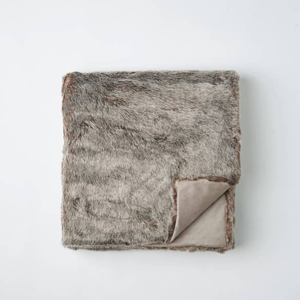 https://s3-ap-southeast-2.amazonaws.com/fusionfactory.commerceconnect.bbnt.production/pim_media/000/055/430/M_F-Arctic-Faux-Fur-Throw-Possum-12388014.jpg?1585096766