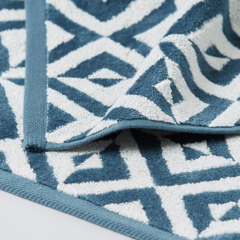 https://s3-ap-southeast-2.amazonaws.com/fusionfactory.commerceconnect.bbnt.production/pim_media/000/059/384/M_F-Hampton-Towels-Teal-Blue-Ivory-198678-Detail.jpg?1589264904