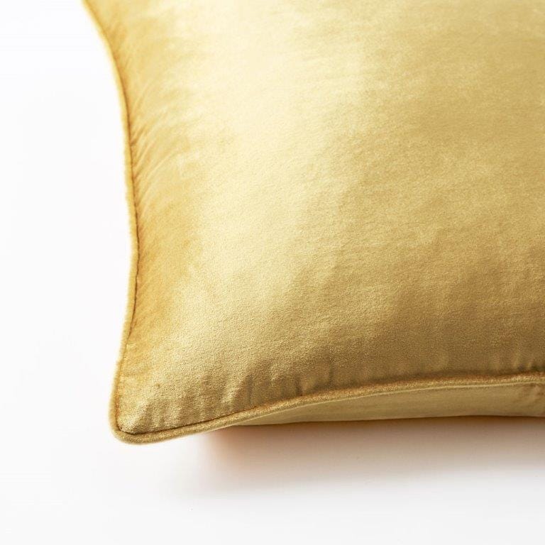 https://s3-ap-southeast-2.amazonaws.com/fusionfactory.commerceconnect.bbnt.production/pim_media/000/060/032/M_F-Margot-Velvet-Cushion-50x50cm-Gold-18901714-Detail.jpg?1591141841