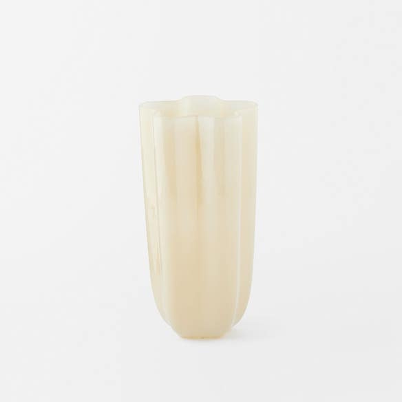 https://s3-ap-southeast-2.amazonaws.com/fusionfactory.commerceconnect.bbnt.production/pim_media/000/167/578/M_F_Amara-Glass-Vase-Lrg_Milky-Ivory_25867702_SI.jpg?1723517187