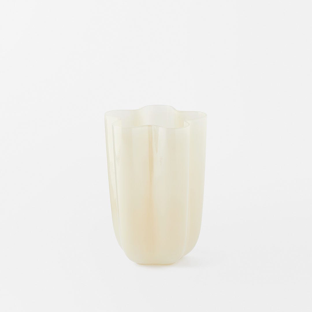 https://s3-ap-southeast-2.amazonaws.com/fusionfactory.commerceconnect.bbnt.production/pim_media/000/167/579/M_F_Amara-Glass-Vase-Sml_Milky-Ivory_25867902_SI.jpg?1723517229