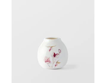 https://s3-ap-southeast-2.amazonaws.com/fusionfactory.commerceconnect.bbnt.production/pim_media/000/191/269/M_F_Autumn-Leaf-Ceramic-Squat-Vase_White_26133601_SI.jpg?1742535303