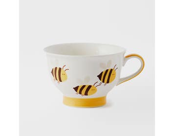 https://s3-ap-southeast-2.amazonaws.com/fusionfactory.commerceconnect.bbnt.production/pim_media/000/159/403/M_F_Bees-Pedestal-Tea-Cup_Yellow-Black-White_21833101_SI.jpg?1706140727