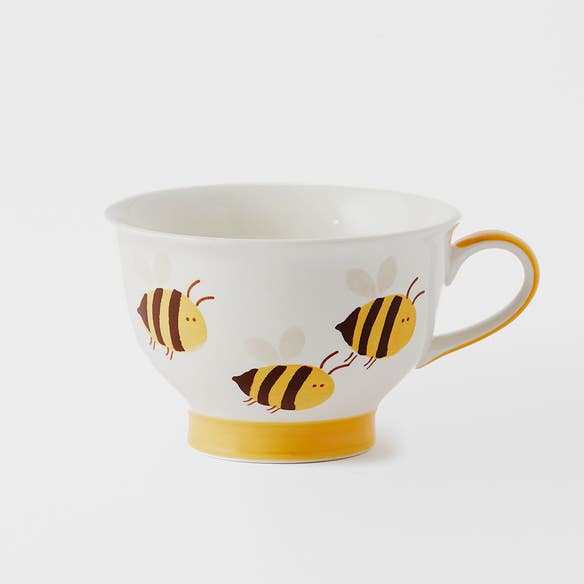 https://s3-ap-southeast-2.amazonaws.com/fusionfactory.commerceconnect.bbnt.production/pim_media/000/159/403/M_F_Bees-Pedestal-Tea-Cup_Yellow-Black-White_21833101_SI.jpg?1706140727