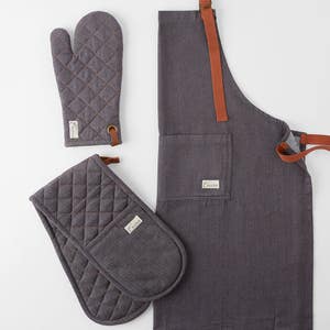 https://s3-ap-southeast-2.amazonaws.com/fusionfactory.commerceconnect.bbnt.production/pim_media/000/160/613/M_F_Denim-Apron-Glove-Oven_Denim_19690_R_SI.jpg?1708403678
