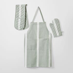 https://s3-ap-southeast-2.amazonaws.com/fusionfactory.commerceconnect.bbnt.production/pim_media/000/168/366/M_F_Jade-Adjustable-Apron-Oven-Glove_Olive-Green_25827_R_SI.jpg?1724639491