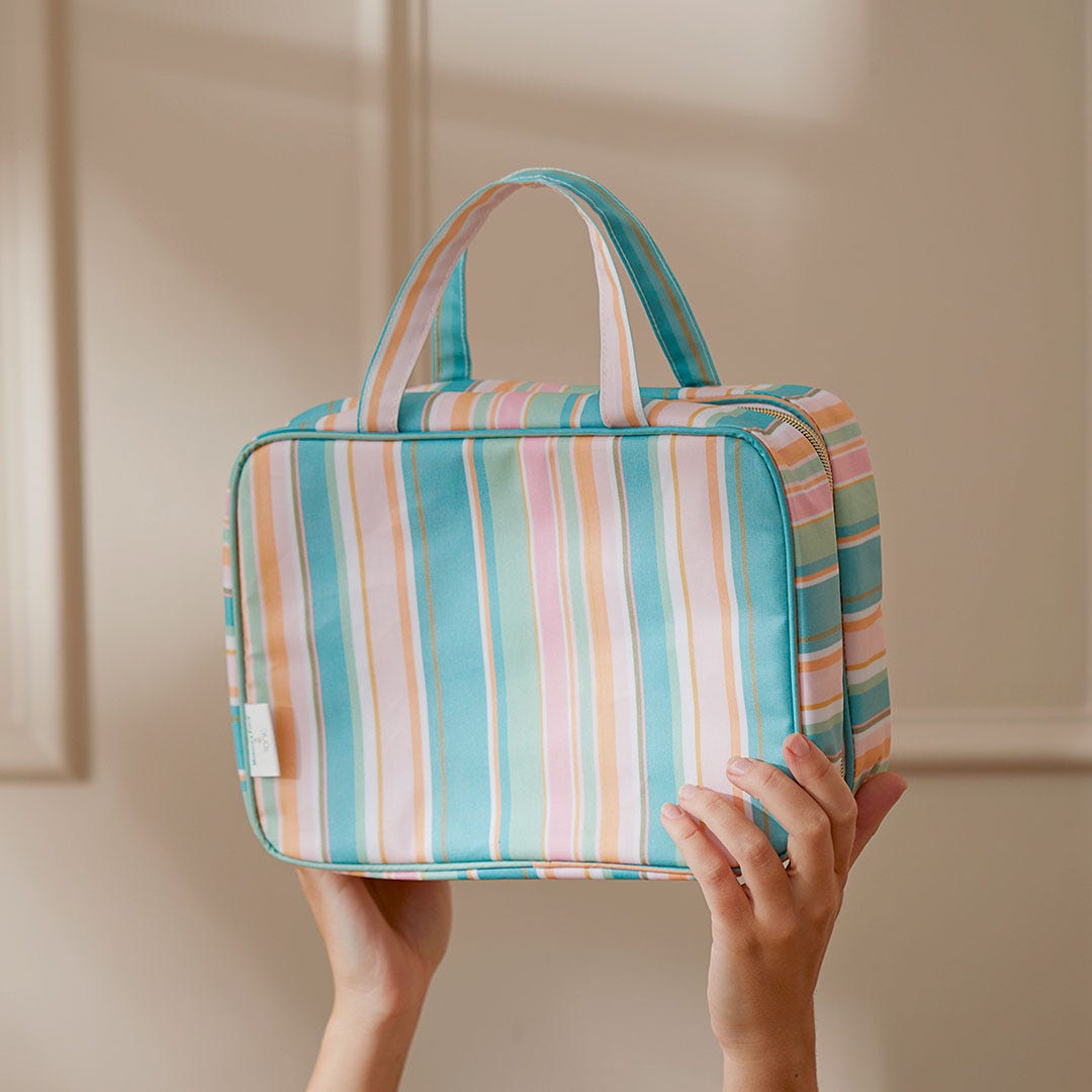 https://s3-ap-southeast-2.amazonaws.com/fusionfactory.commerceconnect.bbnt.production/pim_media/000/162/457/M_F_LS_W24_Finley_Hanging_Cosmetic_Bag_04_SI.jpg?1712033547