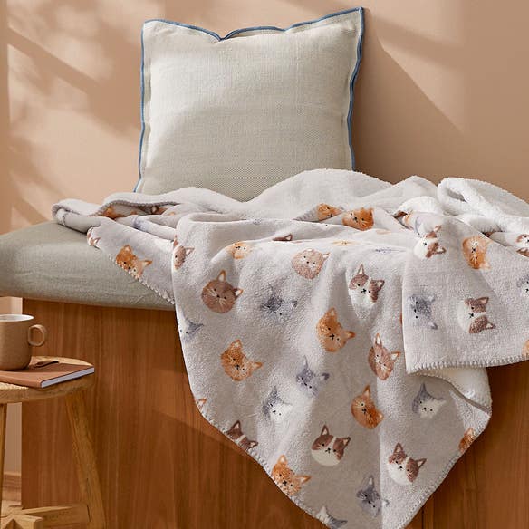 https://s3-ap-southeast-2.amazonaws.com/fusionfactory.commerceconnect.bbnt.production/pim_media/000/161/333/M_F_LS_W24_Throw_Sherpa_Simba_SI.jpg?1709167108
