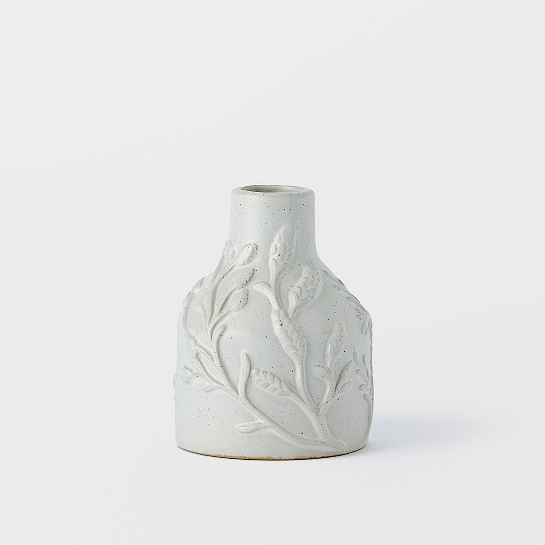 https://s3-ap-southeast-2.amazonaws.com/fusionfactory.commerceconnect.bbnt.production/pim_media/000/169/317/M_F_Lucia-Embossed-Ceramic-Vase-Sml_White_25872001_V2_SI.jpg?1725521587