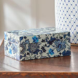 https://s3-ap-southeast-2.amazonaws.com/fusionfactory.commerceconnect.bbnt.production/pim_media/000/174/839/E-Comm_S24-25_Summer_LS_Studio_Trays_Boxes_Coasters_Trinket_Box_Juliette_Blue_White_Gold_SI.jpg?1730251104