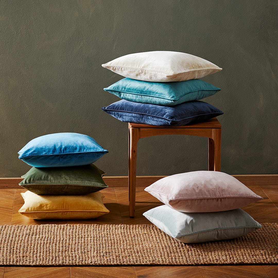 https://s3-ap-southeast-2.amazonaws.com/fusionfactory.commerceconnect.bbnt.production/pim_media/000/154/608/M_F_S23-24_LS_Margot_Cushion-Set_SI.jpg?1697410103