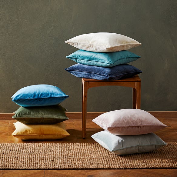 https://s3-ap-southeast-2.amazonaws.com/fusionfactory.commerceconnect.bbnt.production/pim_media/000/154/608/M_F_S23-24_LS_Margot_Cushion-Set_SI.jpg?1697410103