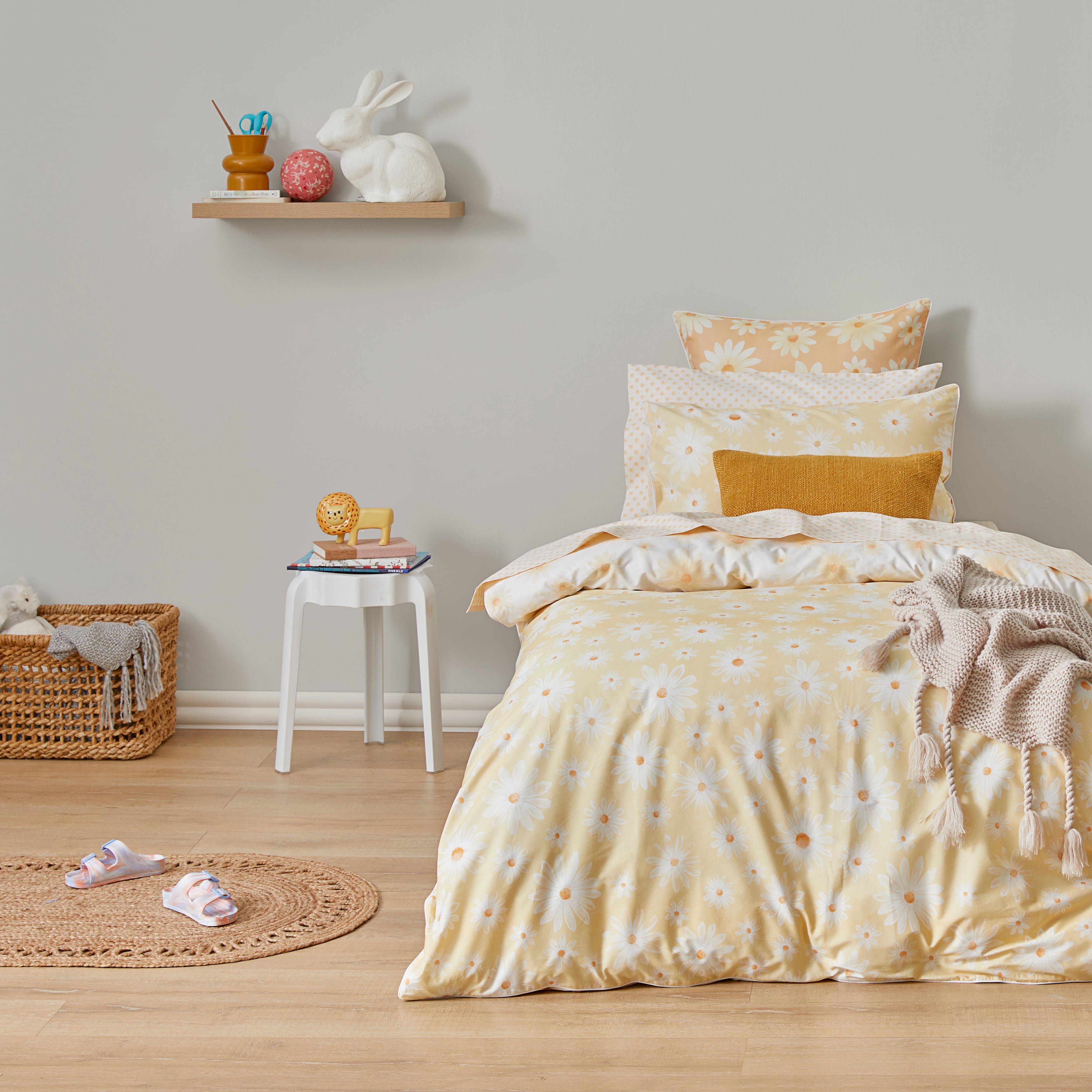 https://s3-ap-southeast-2.amazonaws.com/fusionfactory.commerceconnect.bbnt.production/pim_media/000/167/312/M_F_S24-25_Bedlinen_BOP_Marguerite_Yellow_SQC_0887.jpg?1723099125