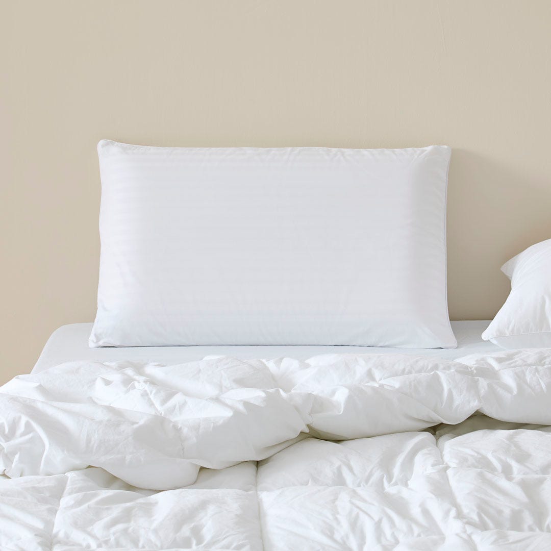 https://s3-ap-southeast-2.amazonaws.com/fusionfactory.commerceconnect.bbnt.production/pim_media/000/170/735/M_F_S24-25_Cat-Stacks_Pillow_Memory_Foam_Medium_Profile_SI.jpg?1727159647