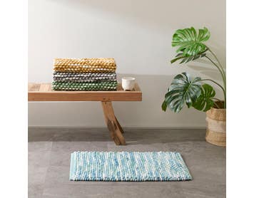 https://s3-ap-southeast-2.amazonaws.com/fusionfactory.commerceconnect.bbnt.production/pim_media/000/174/434/M_F_S24-25_Summer_LS_Studio_Bathmats-Cirrus_Aqua-Blue_Ivory_SI.jpg?1730098305