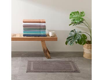 https://s3-ap-southeast-2.amazonaws.com/fusionfactory.commerceconnect.bbnt.production/pim_media/000/174/420/M_F_S24-25_Summer_LS_Studio_Bathmats-Indulgence_BM-Granite_SI.jpg?1730097625