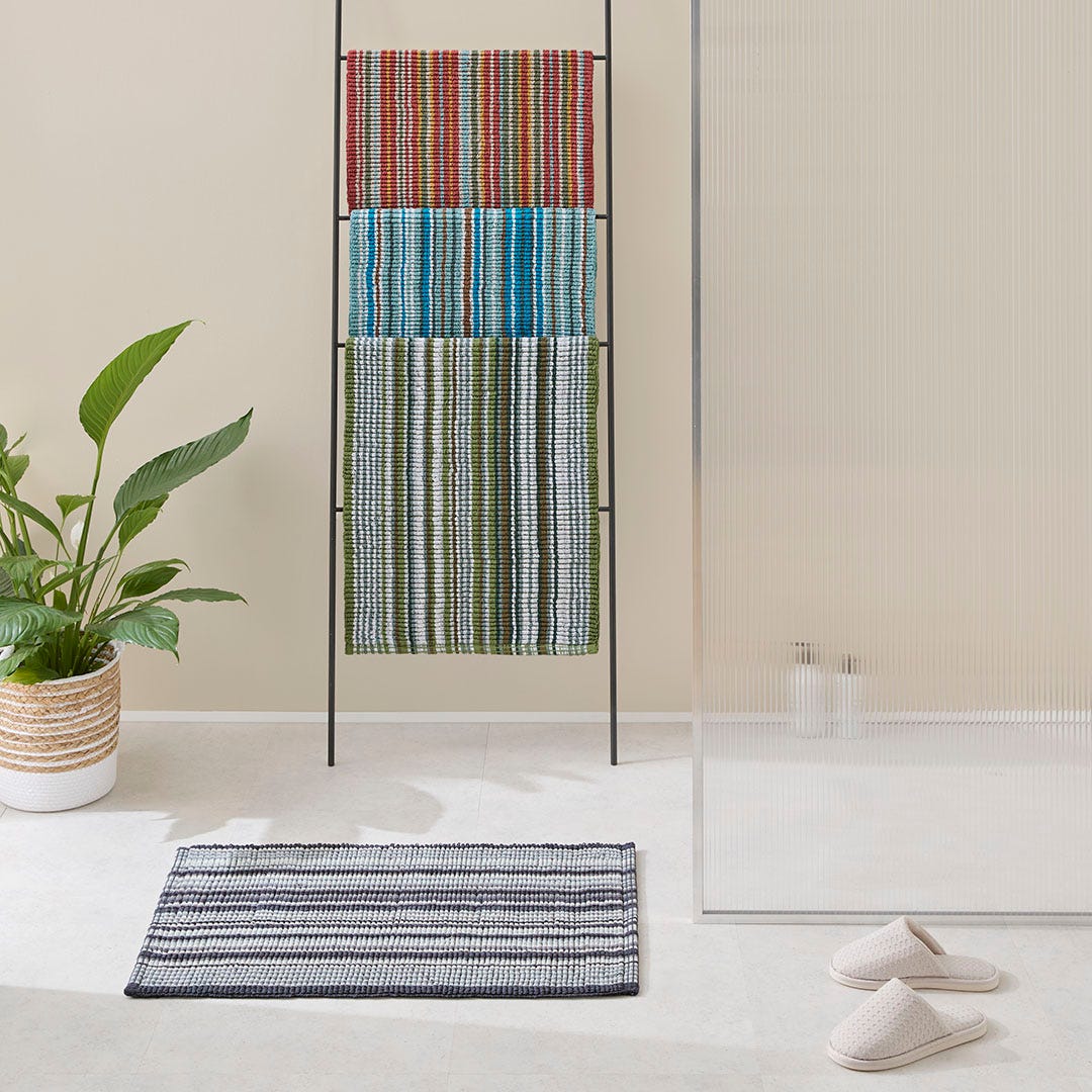 https://s3-ap-southeast-2.amazonaws.com/fusionfactory.commerceconnect.bbnt.production/pim_media/000/174/543/M_F_S24-25_Summer_LS_Studio_Bathmats-Montauk_Stripe_BM_Onyx_SI.jpg?1730153157