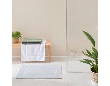 https://s3-ap-southeast-2.amazonaws.com/fusionfactory.commerceconnect.bbnt.production/pim_media/000/174/395/M_F_S24-25_Summer_LS_Studio_Bathmats_Piermont_BM_Silver_SI.jpg?1730096265