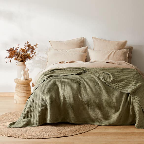 https://s3-ap-southeast-2.amazonaws.com/fusionfactory.commerceconnect.bbnt.production/pim_media/000/154/521/M_F_S24_Sebastian_Waffle_Blanket_Olive-Green_Hero_SI.jpg?1696889428