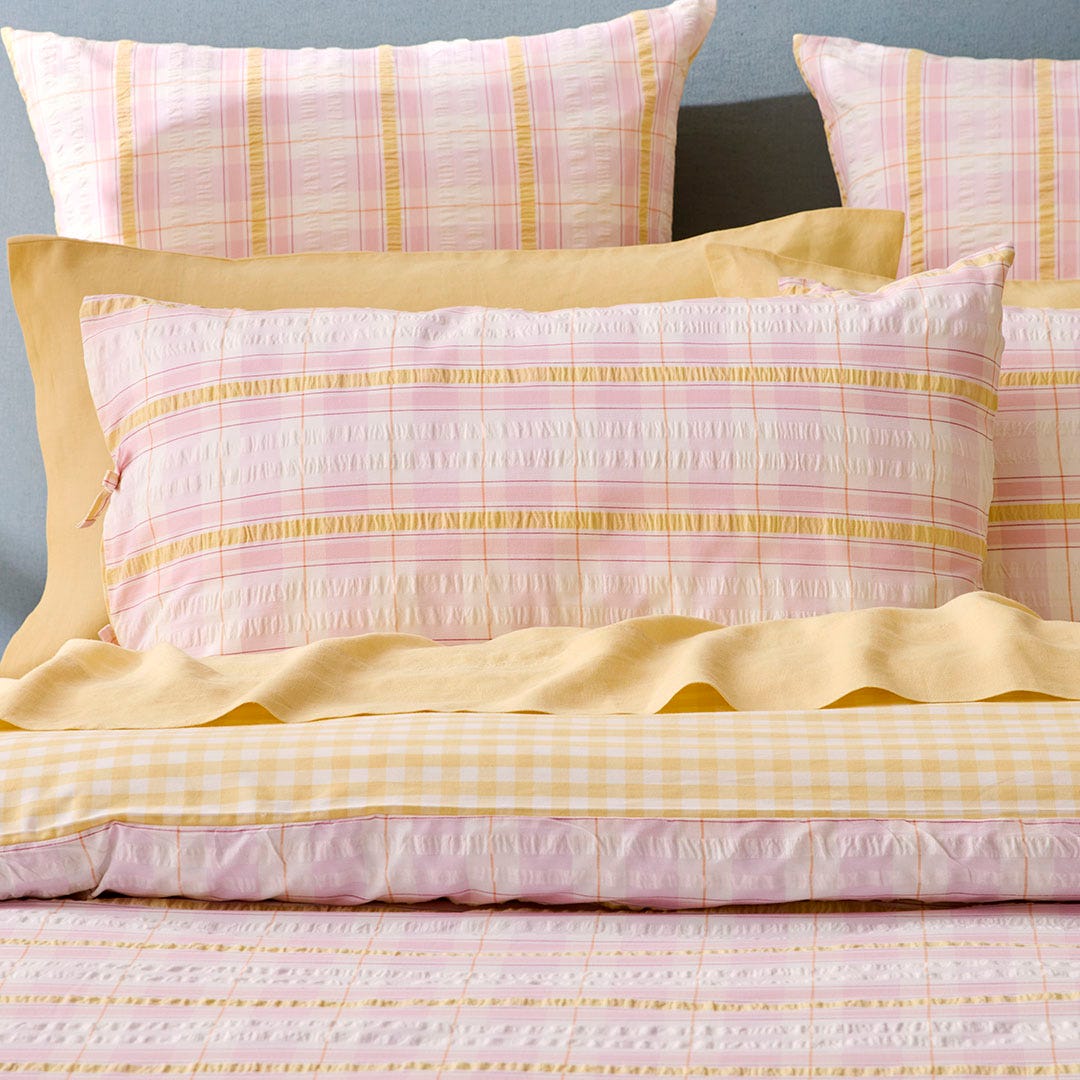 https://s3-ap-southeast-2.amazonaws.com/fusionfactory.commerceconnect.bbnt.production/pim_media/000/194/574/M_F_S25-26_Bedlinen_BOP_Adora_Pink_QQC_Pillow_SI.jpg?1746427978
