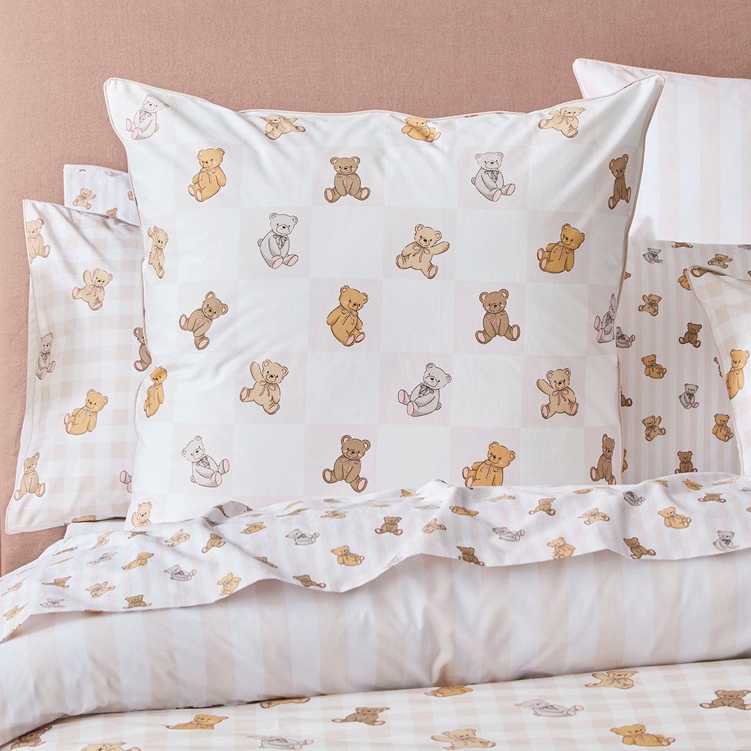 https://s3-ap-southeast-2.amazonaws.com/fusionfactory.commerceconnect.bbnt.production/pim_media/000/194/839/M_F_S25-26_Bedlinen_BOP_Cuddly_Bear_QQC_Euro_SI.jpg?1747016810