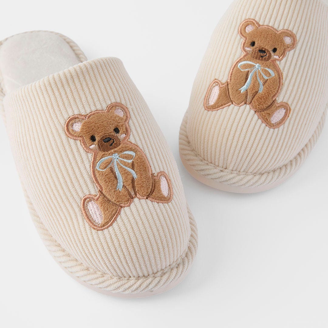 https://s3-ap-southeast-2.amazonaws.com/fusionfactory.commerceconnect.bbnt.production/pim_media/000/200/770/M_F_S25-26_Cuddly-Bear-Slippers-S-M_Cuddly-Bear_26555801_Detail_SI.jpg?1757475638