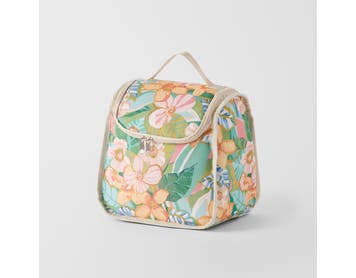 https://s3-ap-southeast-2.amazonaws.com/fusionfactory.commerceconnect.bbnt.production/pim_media/000/198/789/M_F_S25-26_Juna-Sml-Lunch-Bag_Green-Pink_26470001_SI.jpg?1754356152