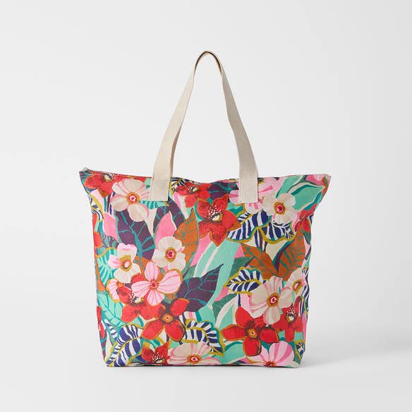 https://s3-ap-southeast-2.amazonaws.com/fusionfactory.commerceconnect.bbnt.production/pim_media/000/197/367/M_F_S25-26_Juna-Tote-Bag_Multi_26525301_19696_SI.jpg?1752216779