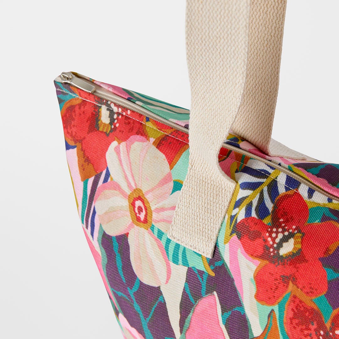 https://s3-ap-southeast-2.amazonaws.com/fusionfactory.commerceconnect.bbnt.production/pim_media/000/197/368/M_F_S25-26_Juna-Tote-Bag_Multi_26525301_Detail_SI.jpg?1752216779