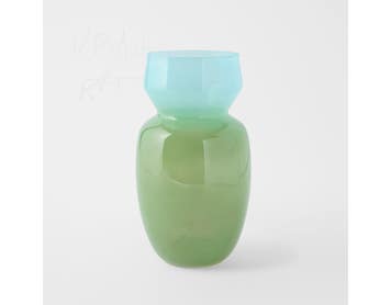 https://s3-ap-southeast-2.amazonaws.com/fusionfactory.commerceconnect.bbnt.production/pim_media/000/199/030/M_F_S25-26_Klara-Glass-Vase_Green-Blue_26558902_SI.jpg?1754374126