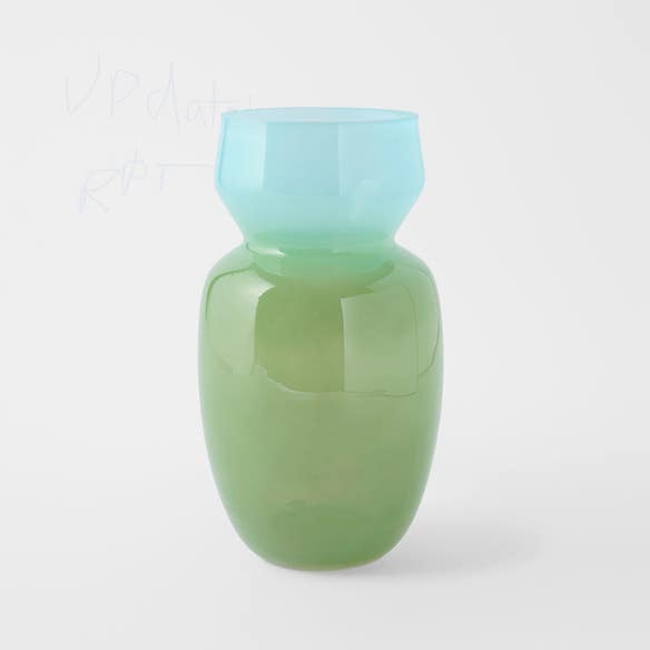 https://s3-ap-southeast-2.amazonaws.com/fusionfactory.commerceconnect.bbnt.production/pim_media/000/199/030/M_F_S25-26_Klara-Glass-Vase_Green-Blue_26558902_SI.jpg?1754374126