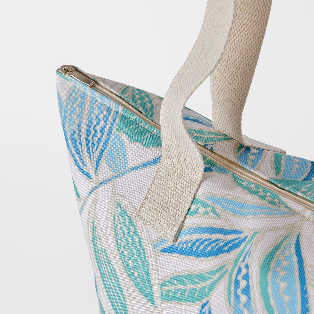 https://s3-ap-southeast-2.amazonaws.com/fusionfactory.commerceconnect.bbnt.production/pim_media/000/197/375/M_F_S25-26_Koa-Tote-Bag_Blue-Green-Multi_26524901_Detail_SI.jpg?1752217000