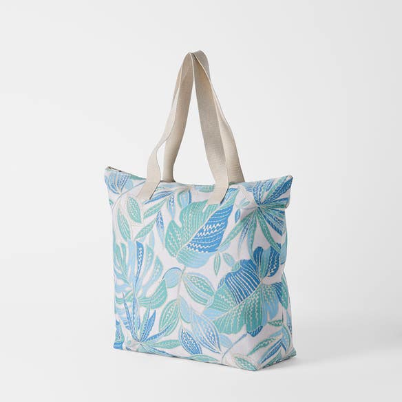 https://s3-ap-southeast-2.amazonaws.com/fusionfactory.commerceconnect.bbnt.production/pim_media/000/197/374/M_F_S25-26_Koa-Tote-Bag_Blue-Green-Multi_26524901_V2_SI.jpg?1752216999