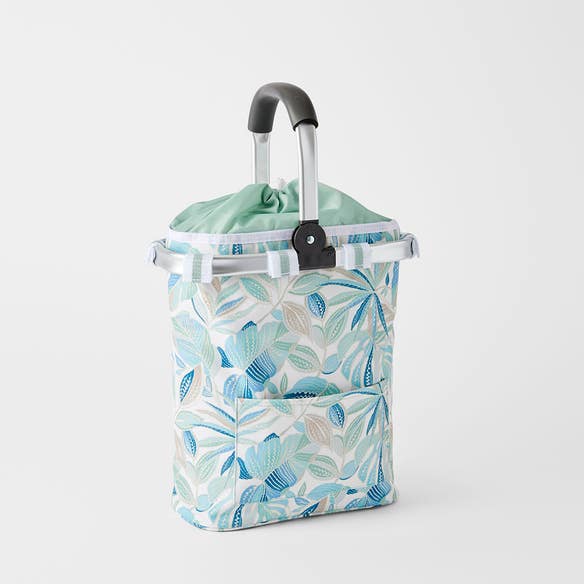 https://s3-ap-southeast-2.amazonaws.com/fusionfactory.commerceconnect.bbnt.production/pim_media/000/198/966/M_F_S25-26_Koa-Wine-Carrier-Bag_Multi_26472401_SI.jpg?1754367784