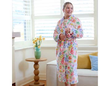 https://s3-ap-southeast-2.amazonaws.com/fusionfactory.commerceconnect.bbnt.production/pim_media/000/192/402/M_F_W25_LS_Studio_Winter_Essentials_Novelty-SHOT-18_Robe_Emma-4832_SI.jpg?1743482936