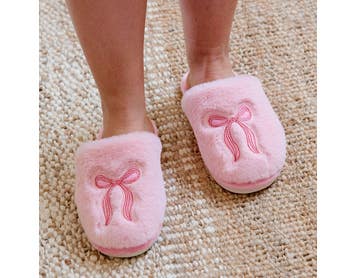 https://s3-ap-southeast-2.amazonaws.com/fusionfactory.commerceconnect.bbnt.production/pim_media/000/202/215/M_F_S25-26_Summer-PJs_LS_Bow_Novelty_Slippers_SI.jpg?1759456983