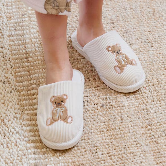 https://s3-ap-southeast-2.amazonaws.com/fusionfactory.commerceconnect.bbnt.production/pim_media/000/202/220/M_F_S25-26_Summer-PJs_LS_Cuddly_Bear_Novelty_Slippers_SI.jpg?1759457131