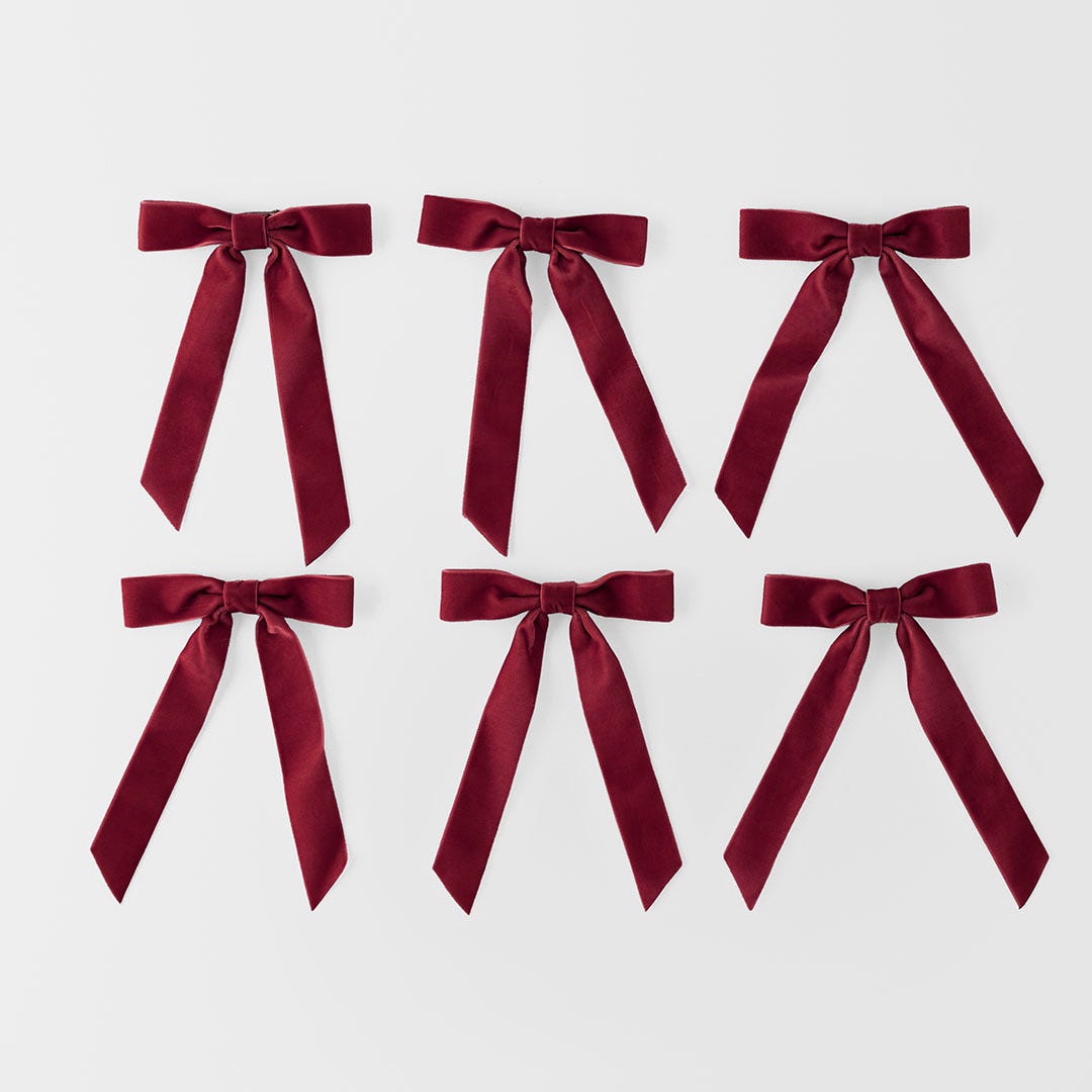https://s3-ap-southeast-2.amazonaws.com/fusionfactory.commerceconnect.bbnt.production/pim_media/000/180/844/M_F_ST_Velvet-Bow-Clips_ECOM_S6_Burgundy_23256303_SI.jpg?1734307052